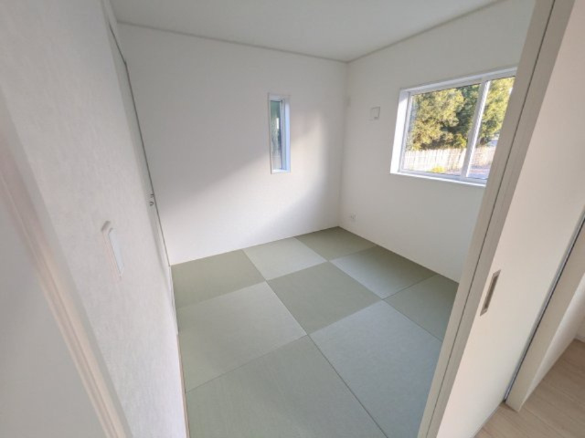 那珂市杉　第3　１号棟の和室|陽当たりの良い明るい和室。
お子様の成長に合わせて、学習部屋や趣味の部屋など、多目的にフレキシブルに活用できます。