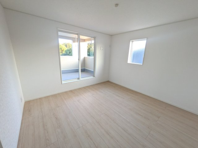 那珂市杉　第3　１号棟の洋室|バルコニーに面した明るい２面採光で、毎朝爽やかな光を感じられます。