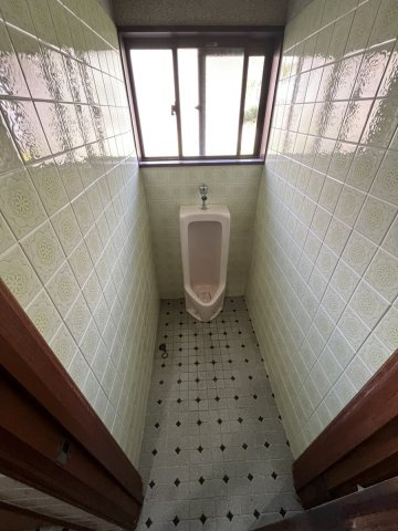 新町売家のトイレ|ゆったりとした空間のトイレです