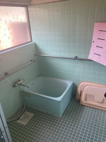 福岡県直方市頓野　中古戸建の浴室|昔ながらのタイル張りのお風呂