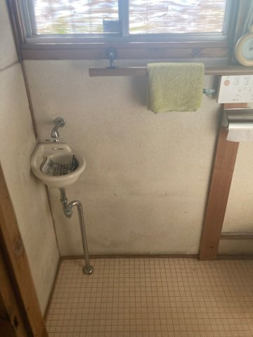 福岡県直方市頓野　中古戸建のトイレ|トイレには手洗いがついていますが、交換推奨です