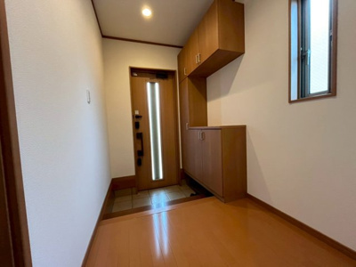 【玄関】 | 大里戸ノ上　一戸建て | 明るい玄関です