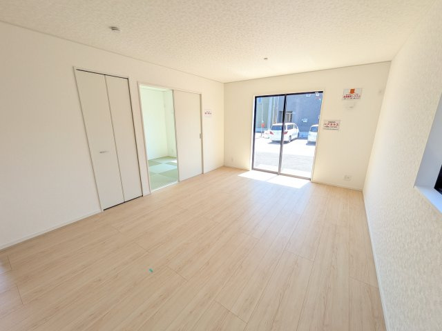 水戸市平須町　第8　3号棟の居間・リビング|家族の会話が自然と弾む、広々としたゆとりのLDK。南西向きの窓からたっぷりの光が射し込む明るく快適な空間です。