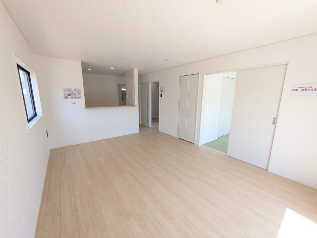 水戸市平須町　第8　3号棟の居間・リビング|居心地の良いデザインと機能性を両立。ご友人を招いたり、趣味を楽しんだり、様々なシーンで活躍する団らんの中心地です。