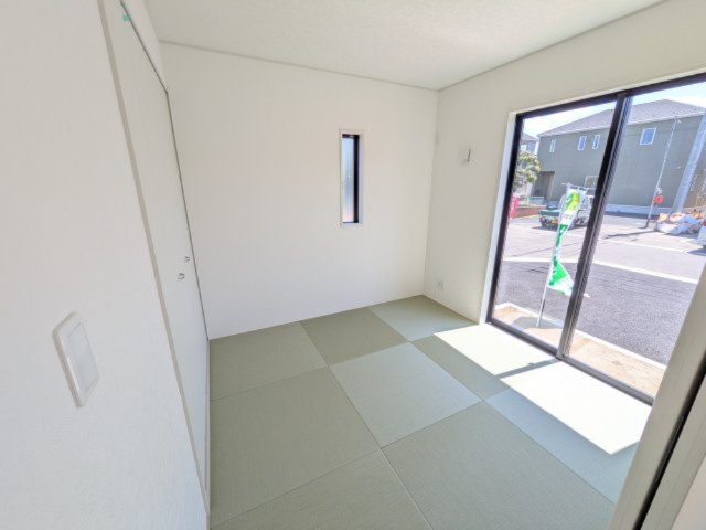 水戸市平須町　第8　3号棟の和室|琉球畳の和室は陽当たりも良く、落ち着ける空間です♪
リビングとの続き間になっているので、お子様の遊ぶスペースやお昼寝などにも使えます！
押し入れもあり収納にも困りません♪