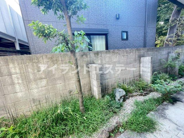 グリーンヒルズ　陽当たり良好　バストイレ別　TVドアフォンの庭