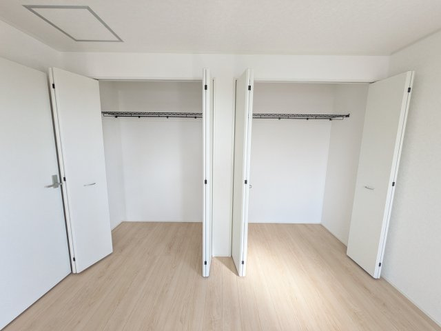 茨城町前田　第6　新築戸建て　2号棟の収納|大容量のクローゼットを完備。衣類から季節家電までスッキリ片付き、空間を有効活用できます。
