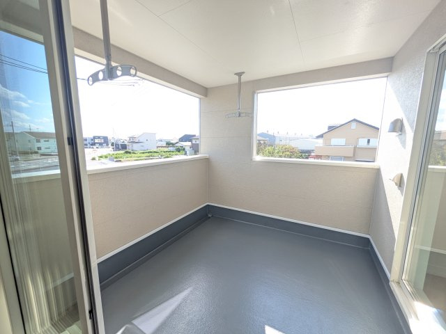 茨城町前田　第6　新築戸建て　2号棟のバルコニー|人気のインナーバルコニー。室内と一体感があり、雨の日のお子様の遊び場や、ペットの安全な外気浴スペースにも最適です♪