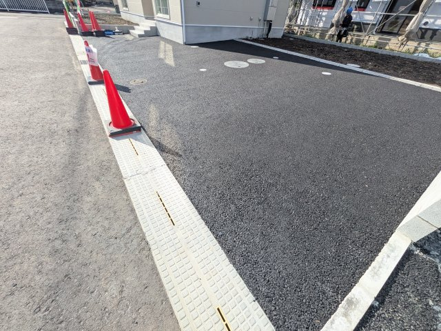 茨城町前田　第6　新築戸建て　2号棟の駐車場|駐車4台可能で、出し入れしやすいゆとりのカースペース。
月々の駐車場代が不要な点も大きな魅力です。