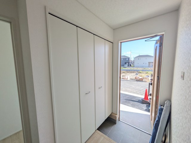 茨城町前田　第6　新築戸建て　2号棟の玄関|家族全員の靴がスッキリ片付く大容量シューズボックス完備。お客様を気持ちよく迎えられる、明るく清潔感あふれる玄関です。