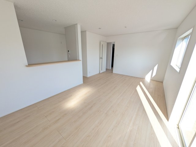 茨城町前田　第6　新築戸建て　2号棟の居間・リビング|家族の会話が自然と弾む、広々としたゆとりのLDK。南西向きの窓からたっぷりの光が射し込む明るく快適な空間です。