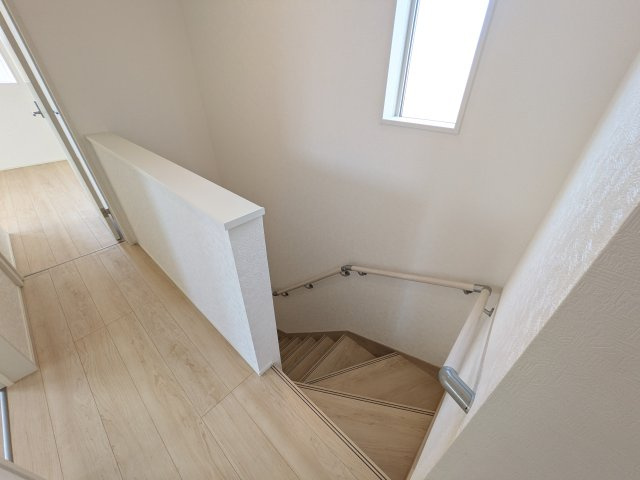 茨城町前田　第6　新築戸建て　2号棟の内装|窓付きで明るい階段は、手すり付きでお子様からご年配の方まで安心して上り下りができます♪
