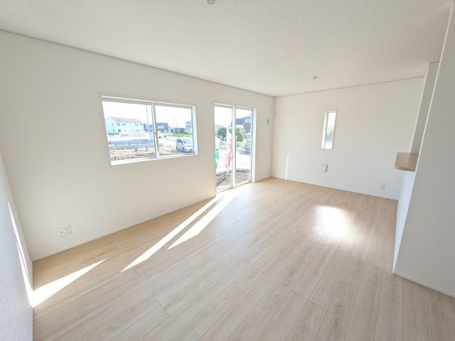 茨城町前田　第6　新築戸建て　2号棟の居間・リビング|居心地の良いデザインと機能性を両立。ご友人を招いたり、趣味を楽しんだり、様々なシーンで活躍する団らんの中心地です。