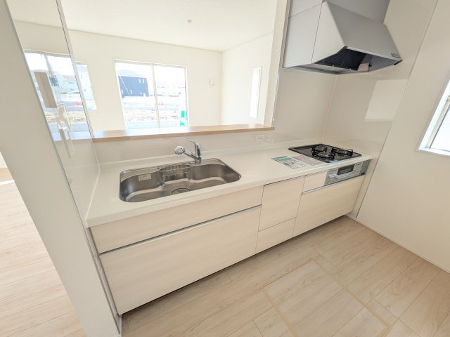茨城町前田　第6　新築戸建て　2号棟のキッチン|対面式カウンターでリビングとの一体感を演出。使いやすい動線と豊富な収納で、毎日の料理時間も快適に過ごせます。