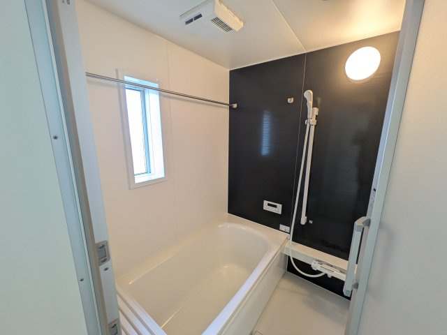 茨城町前田　第6　新築戸建て　2号棟の浴室|1坪タイプのゆったりとしたバスルームは浴室暖房換気乾燥機付きで、どんな季節でも快適なバスタイムを満喫出来ます♪ 窓付きで明るく開放的なところも良いですね！