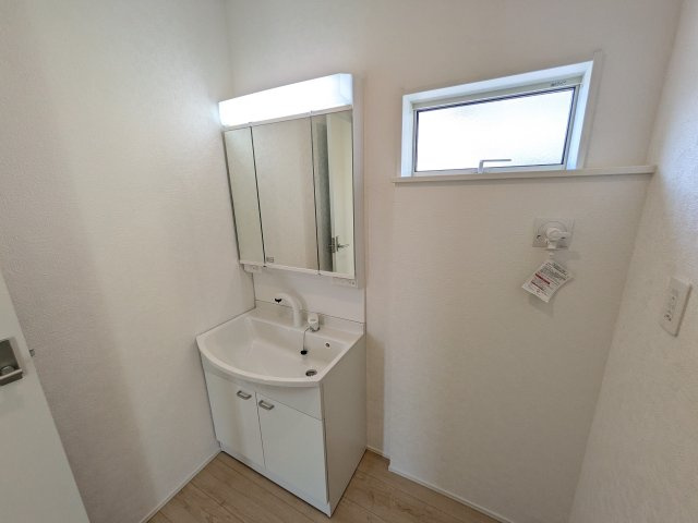 茨城町前田　第6　新築戸建て　2号棟の独立洗面台|三面鏡の洗面化粧台はミラー扉の内側がすべて収納スペースになっており、収納力も魅力的です♪
ボックスティッシュも収納可能で、可変トレイは収納物に応じて高さ調整ができます！
取り外して洗えるので清潔です♪