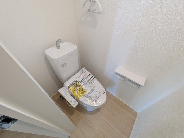 茨城町前田　第6　新築戸建て　2号棟のトイレ|少ない水でもパワフルに洗浄する節水設計。清潔さと機能性を両立させた、毎日気持ち良く使えるトイレ空間です。