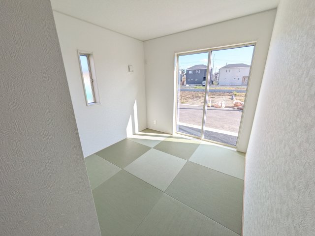 茨城町前田　第6　新築戸建て　2号棟の和室|琉球畳の和室は陽当たりも良く、落ち着ける空間です♪
リビングとの続き間になっているので、お子様の遊ぶスペースやお昼寝などにも使えます！
押し入れもあり収納にも困りません♪