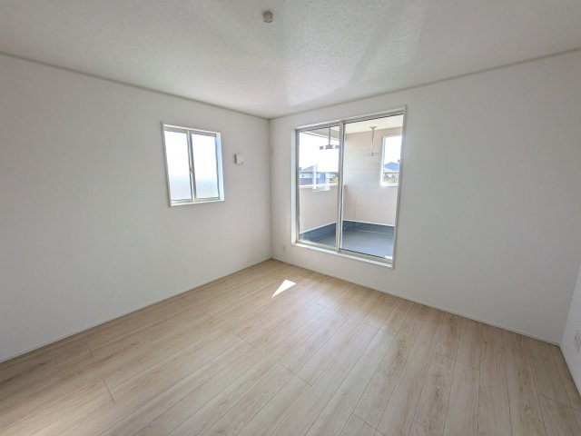 茨城町前田　第6　新築戸建て　2号棟の洋室|バルコニーに面した明るい２面採光で、毎朝爽やかな光を感じられます。