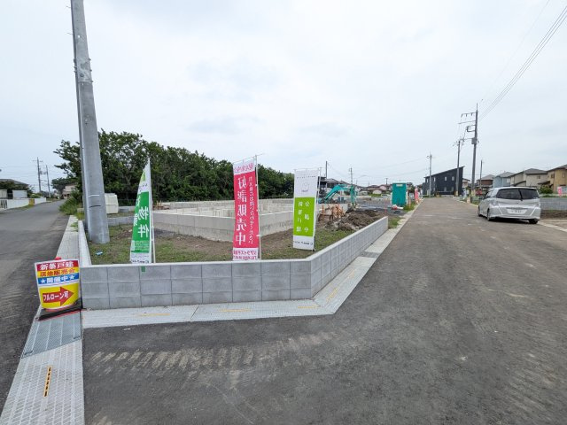 茨城町前田　第6　新築戸建て　6号棟の前面道路含む現地写真|写真だけでは伝わらない快適さを、ぜひ現地で体感しませんか？
即日見学可能です！平日のご案内も可能です♪
お気軽にお問合せまたはお電話ください！
0297-86-8370まで【リアライズ不動産】