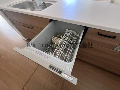 茅ヶ崎市浜須賀　新築戸建　2号棟のキッチン|時間短縮に便利な食洗器完備♪