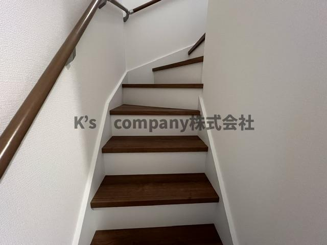 茅ヶ崎市浜須賀　新築戸建　2号棟の内装|手すり付き階段♪