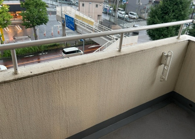 【バルコニー】 | コスモ八王子並木町 | バルコニーは、室外の専用スペースのうち、「屋根がなく開放された空間」であるものを指します。ベランダより広いタイプのものが多く、日当たりもよいため家庭菜園などを楽しみたい人にとって適した環境となります。