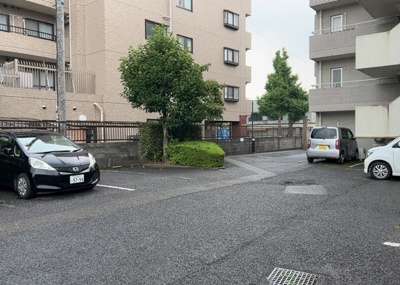 【駐車場】 | コスモ八王子並木町 | 車一台あたりに必要なスペースは、標準サイズの普通自動車で横幅2m50cm、長さ5mは必要になります。ただし、乗降のことも考慮して横幅3m30cm、長さ5m50cmほどは確保できるところを選びましょう。