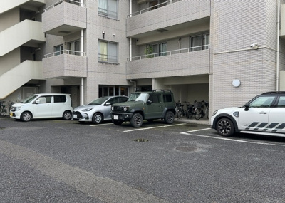 【駐車場】 | コスモ八王子並木町 | 駐車場と明記されていても、最小スペースでつくられた駐車場だと大型車は駐車できなかったり、出入りしにくくなったりする可能性があります。お車のサイズと購入したい物件の駐車場のサイズを現地で確認しましょう。