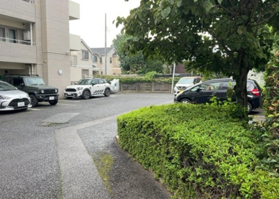 【庭】 | コスモ八王子並木町 | 物件によっては、入居者が個人的に使用できる専用庭がついているものもあります。また、住宅の中にある土間の部分を庭と呼ぶこともあります。庭の用途は住む人によって変わり、それによってデザインもさまざまです。