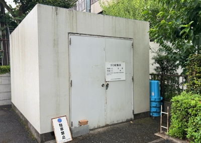 【設備】 | コスモ八王子並木町 | 共有部分は、住民なら誰もが使える設備のこと。例えば駐車場やエレベーター、インターネット設備、セキュリティ設備などがあります。他にも、マンションの廊下・外部階段やエントランス・ゴミ置き場などがあります。