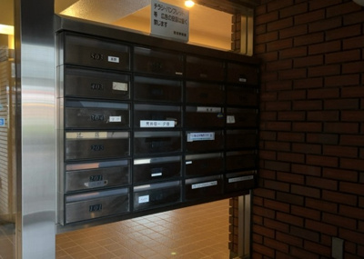 【設備】 | コスモ八王子並木町 | エントランス付近に設置されている集合ポストは、住んでいる部屋と離れているため、ポストをあさるなど誰かに何かされていても被害に気づきにくいです。入居する時には他人に特定されにくい番号で鍵をかけましょう！