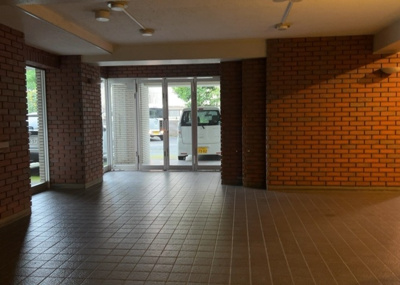 【ロビー】 | コスモ八王子並木町 | ラウンジは、マンションの共用スペースに椅子やテーブルなどを配置した利用者が寛げる空間です。屋内型ラウンジと屋外型ラウンジがあります。共用部分の管理状況と合わせて、詳細については現地でご確認ください。