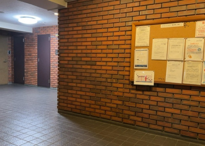 【ロビー】 | コスモ八王子並木町 | ロビーというと、エントランスと何がちがうの？と思いますよね。実はロビーとエントランスには明確な決まりはありません。物件によっては、エントランスを入って広がるある程度の広さのある空間がロビーとなります。