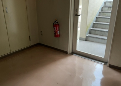 【その他共用部分】 | コスモ八王子並木町 | 共有部分は、住民なら誰もが使える設備のこと。例えば駐車場やエレベーター、インターネット設備、セキュリティ設備などがあります。他にも、マンションの廊下・外部階段やエントランス・ゴミ置き場などがあります。