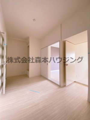 【居間・リビング】 | 　ウエストプラザ | こちらの居間で趣味の時間をお楽しみください