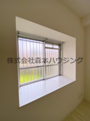 【内装】 | 　ウエストプラザ | 出窓が明るくしてくれます