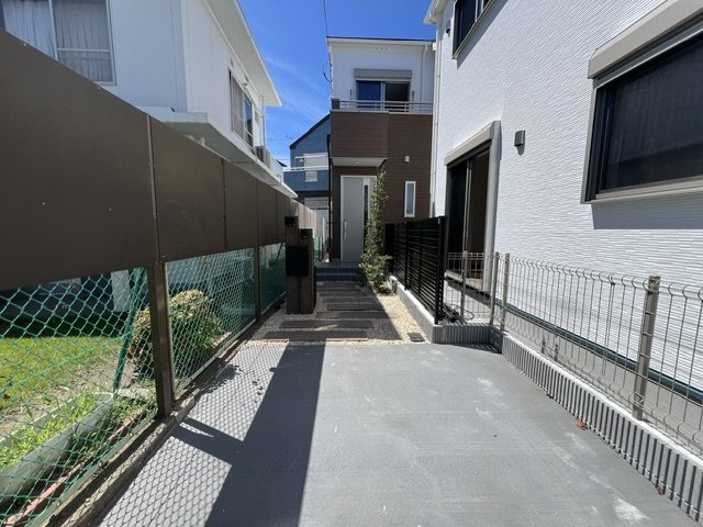 茅ヶ崎市浜須賀　新築戸建　1号棟の外観|玄関までのアプローチ♪