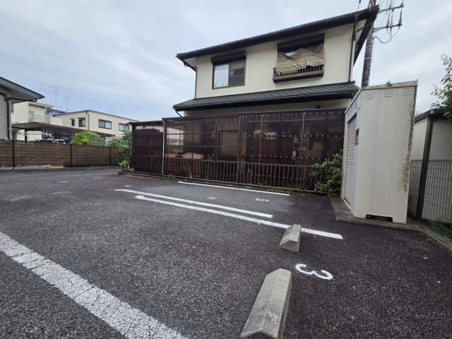 メゾン四日町の駐車場