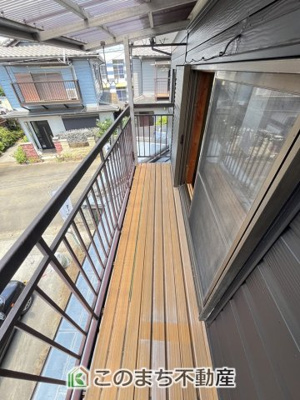 【バルコニー】 | KEM小山市東間々田１期中古戸建 | 南向きの大型バルコニーは陽当り良好で、たっぷりのお洗濯物もよく乾きます！
