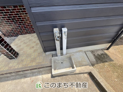 【設備】 | KEM小山市東間々田１期中古戸建 | 外水栓はアウトドアやガーデニング、車のお手入れにも活躍します。
