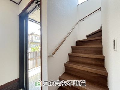 【設備】 | KEM小山市東間々田１期中古戸建 | 手すり付きで小さなお子様にも安心の階段スペースです☆
