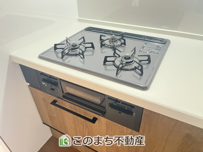 【キッチン】 | KEM小山市東間々田１期中古戸建 | 3口ビルトインコンロで同時調理可能☆時短家事につながりますね☆