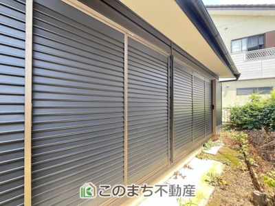 【防犯設備】 | KEM小山市東間々田１期中古戸建 | 防犯面・災害時も安心の掃出しシャッター付きです！！
