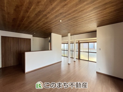 【居間・リビング】 | KEM小山市東間々田１期中古戸建 | 南側から暖かな日差しが差し込みます♪キッチンからリビングの様子がよく見渡せます☆
