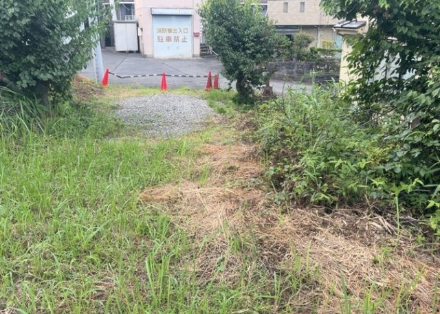 【外観】 | 家を建てる場合、方位は要チェックです。現実的に日当たりのよい家ならばリビングは南側、建築基準法でも北側に当たる家への配慮は求められています。土地を見学に行く際は、方位磁針を持って行くようにしましょう。