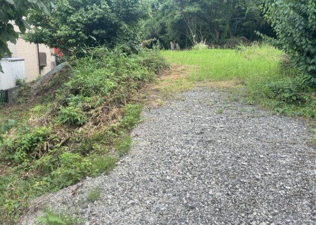 【外観】 | 土地を買う際、住む地域の自治体や福祉の補助制度にも注目してみましょう。子供や老人の医療補助やゴミ出しのルールなど、自治体によってルールに大きな違いがあるため、暮らしやすい土地で判断するとよいでしょう。