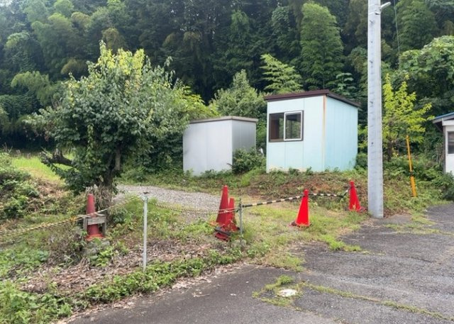 【外観】 | 土地の前の道路に消火栓が設置されていることがあります。この場合、道路交通法第45条第1項により、駐車禁止の場所が指定されています。そのため、車庫などの駐車スペースをつくることができない場合があります。