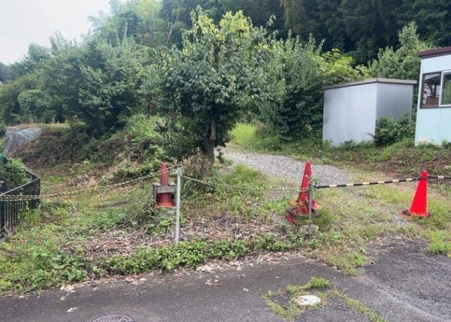 【外観】 | 現地に行くなら、物件の周囲の地形がどうなっているかを見ることも大切です。周辺より低くなっている土地では、大雨などで水が集まりやすいため、地盤が弱くなっているということも考えられるため、注意が必要です。
