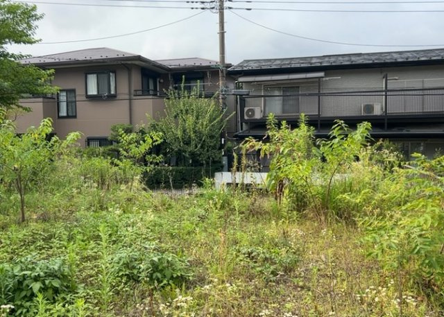 【外観】 | 土地の形が極端に長細かったり、狭小地、あるいは道路との高低差がある傾斜地だった場合、後々売ろうとしても買い手がつかない場合もあります。後々、売却することになった時に価値の下がらない土地を選びましょう。